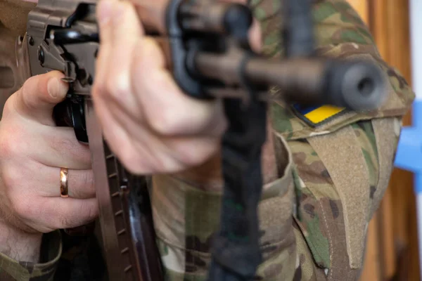 Soldato Ucraino Uniforme Militare Detiene Una Mitragliatrice Guerra Ucraina Protezione — Foto Stock