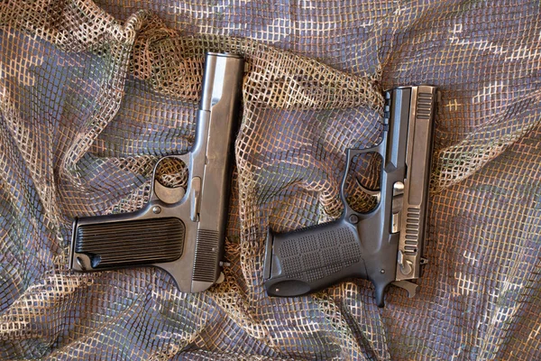 Duas Pistolas Combate Estão Uma Rede Proteção Camuflagem Arma Militar — Fotografia de Stock