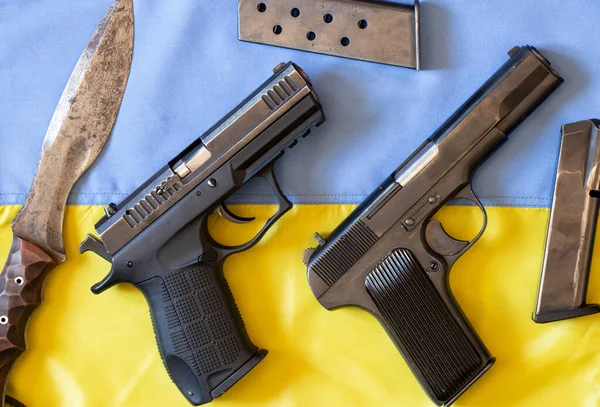 Pistolas Facas Revistas Para Balas Jazem Bandeira Ucrânia Guerra Ucrânia — Fotografia de Stock