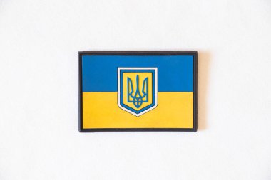 Beyaz arka planda Ukrayna 'nın sarı-mavi ulusal bayrağı, Ukrayna 2022' deki savaşı ve barışı durdurun, Ukrayna 'nın 2022 modülü üzerindeki askeri rozet.