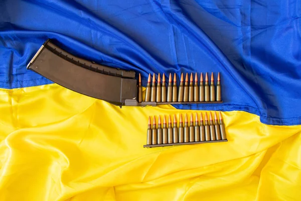 Les Balles Dans Corne Reposent Sur Drapeau Jaune Bleu Ukraine — Photo