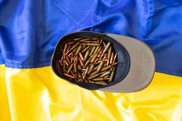Cap Ukrainian Soldier Full Bullets Lies Flag Ukraine Weapons War — Fotografia de Stock