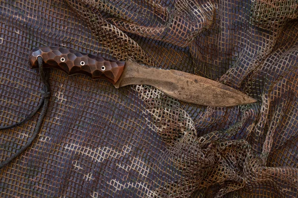 Военный Нож Лежит Камуфляжной Сетке Краевом Оружии — стоковое фото