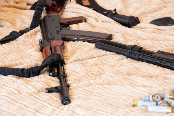 Arma Fuoco Coltello Giacciono Panno Arma Militare Una Pistola Soldato — Foto Stock