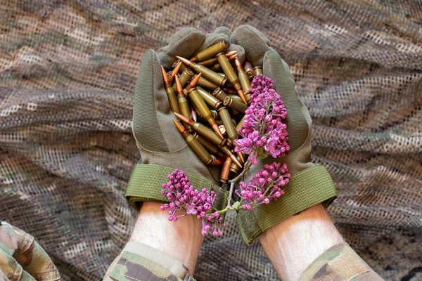 Soldato Ucraino Guanti Detiene Proiettili Una Mitragliatrice Uno Sfondo Mimetico — Foto Stock