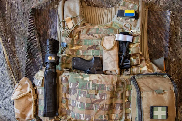 Ordu takviyeli kurşun geçirmez yelek ve tabanca, silah Ukrayna 'da 2022 Ukrayna ordusuna bağlı bir askerin üniforması.