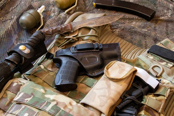 军用增强型防弹背心和手枪 一名乌克兰士兵在战争中的制服 2022年乌克兰军队 — 图库照片