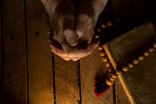 Old Woman Wooden Rosary Bible Woman Praying Praying Faith Religion — Stok fotoğraf