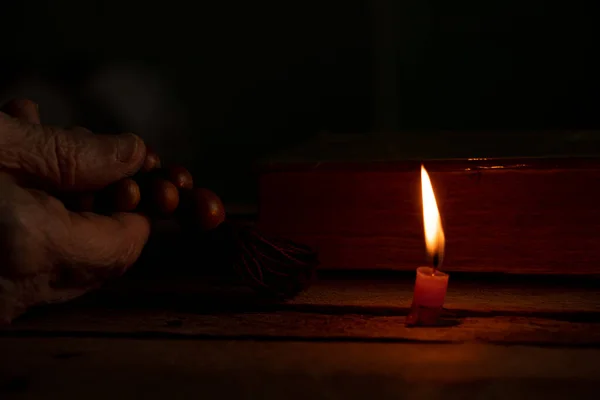 묵주를 성경을 속에서 촛불을 토하는 기도하는 — 스톡 사진