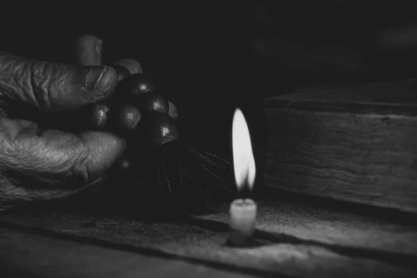 Woman Wooden Rosary Bible Vomited Candles Dark Woman Prays Praying — Fotografia de Stock