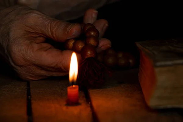 Egy Egy Rózsafüzérrel Egy Biblia Hányt Gyertyák Sötétben Egy Imádkozik — Stock Fotó