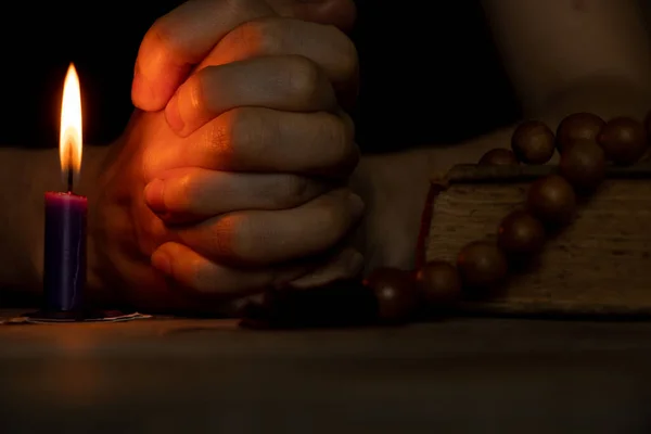 Woman Wooden Rosary Bible Vomited Candles Dark Woman Prays Praying — Photo