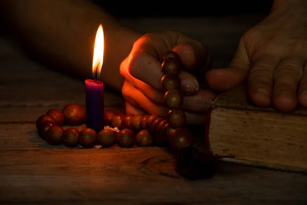 Woman Wooden Rosary Bible Vomited Candles Dark Woman Prays Praying — Stok fotoğraf