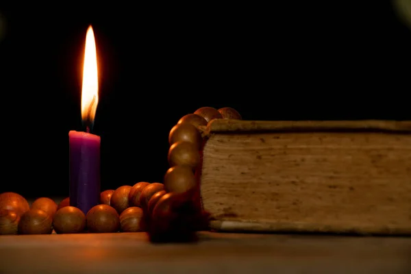 Wooden Rosary Bible Lie Table Candle Dark Prayer Religion God — Stock fotografie