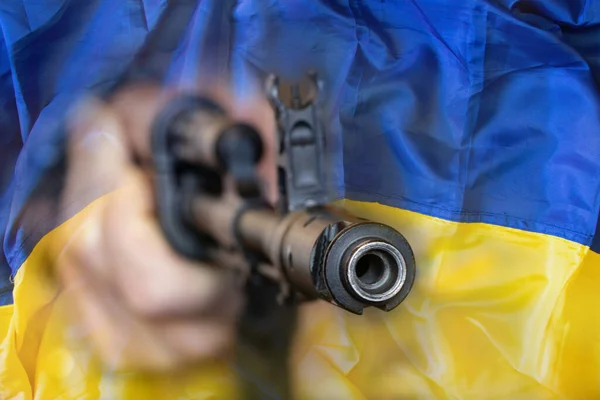 Militaire Soldat Ukrainien Avec Une Mitrailleuse Sur Fond Drapeau Ukraine — Photo