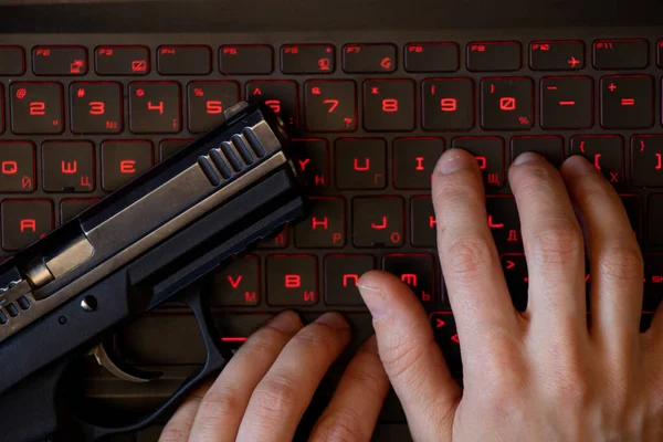 キーボードの赤いバックライトと女性の手で黒いノートパソコンのキーボードにある セキュリティ上の脅威 サイバー攻撃 システムのハッキング オンラインで動作します — ストック写真