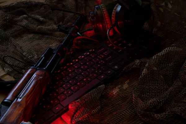 Keyboard Military Combat Machine Headphones Lie Camouflage Camouflage Net Cyber — Foto Stock