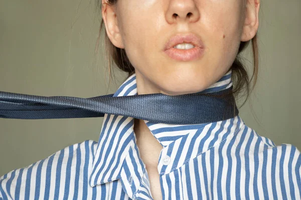 Primer Plano Una Joven Con Una Camisa Corbata Azul Rayas — Foto de Stock