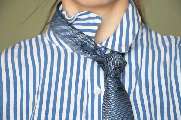Nahaufnahme Eines Jungen Mädchens Gestreiftem Blauem Hemd Und Krawatte Business — Stockfoto
