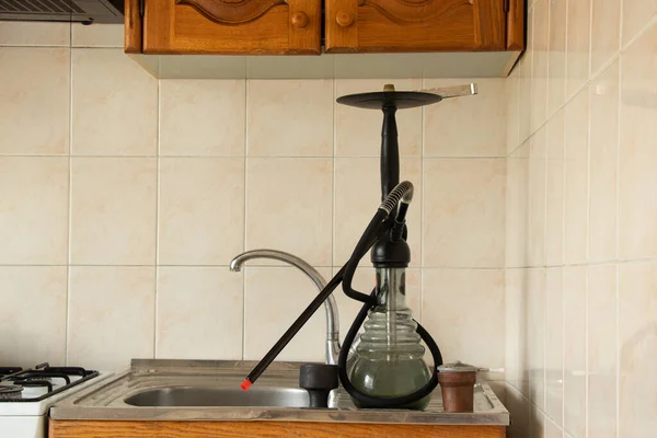 Una cachimba está en la cocina en un apartamento en casa, fumando —  Fotos de Stock