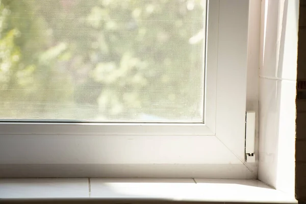 Металопластикове вікно в квартирі в житловому будинку, вікно — стокове фото