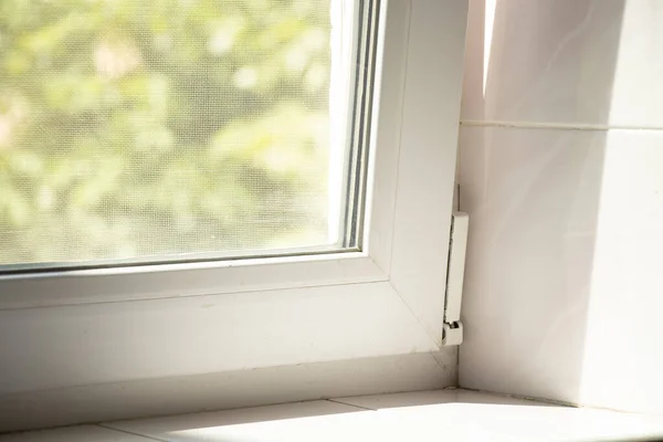 Металлопластиковое окно в квартире в жилом доме, окно — стоковое фото
