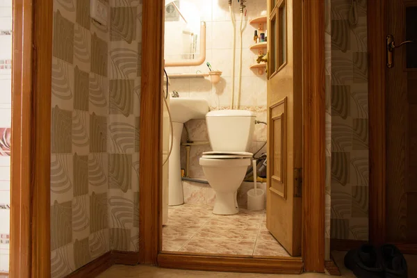 Banheiro, vaso sanitário no banheiro em um apartamento residencial com uma porta aberta para o banheiro, banheiro — Fotografia de Stock