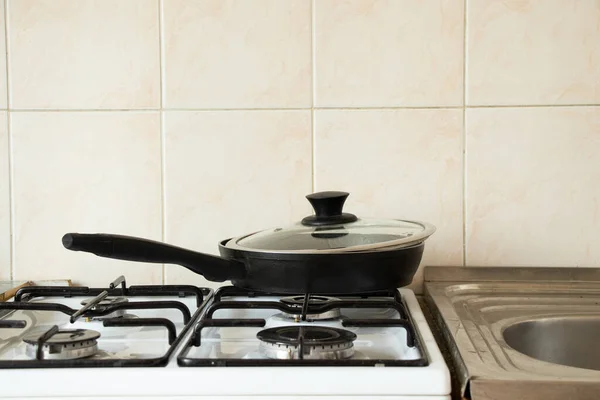 Una Sartén Encuentra Una Estufa Gas Casa Cocina Utensilios Cocina —  Fotos de Stock