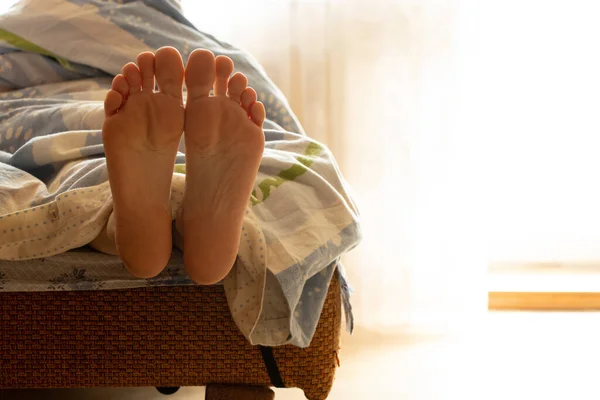Filles jambes sur le lit dans une couverture à la maison le matin, la fille dort sur le lit, jambes féminines, repos — Photo