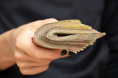 Bir kadının elinde bir yığın Ukrayna hryvniası var, para veriyor, elinde yüz iki yüz hryvnia.