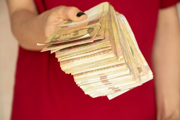 Рука Жінки Тримає Купу Українських Гривень Даючи Гроші Сто Двісті — стокове фото