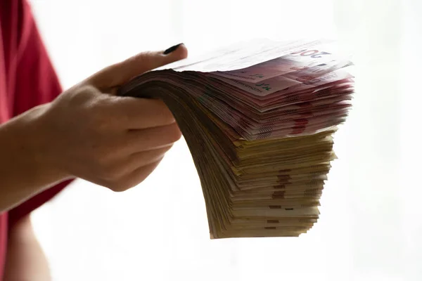 Рука Жінки Тримає Купу Українських Гривень Даючи Гроші Сто Двісті — стокове фото