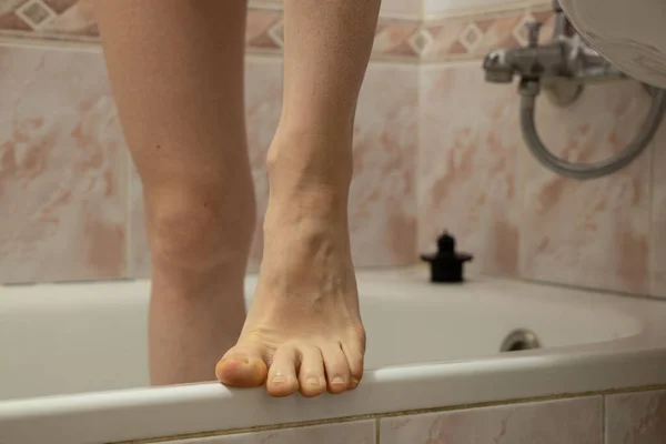 Frauenfüße Badezimmer Baden Heimischen Badezimmer Hygiene — Stockfoto