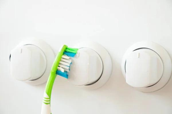 Tandenborstel Reinigt Knop Het Gasfornuis Van Vuil Reiniging Reiniging Het — Stockfoto