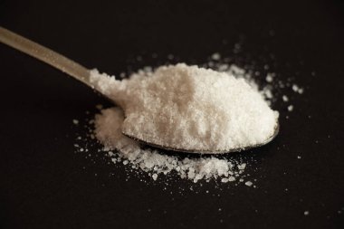 Çay kaşığı ve kaya tuzu, baharatlar ve baharatlar, yemek tuzu, bir kaşık tuz