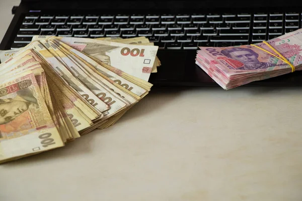 Oekraïense Honderdtweehonderd Hryvnia Liggen Laptop Toetsenbord Werken Het Internet Inkomen — Stockfoto