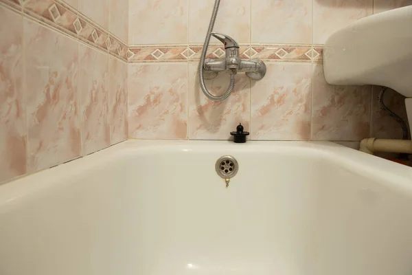 Fürdőszoba Egy Lakóépületben Kilátás Fürdőkádtól Csempéig Egy Csap Falon — Stock Fotó