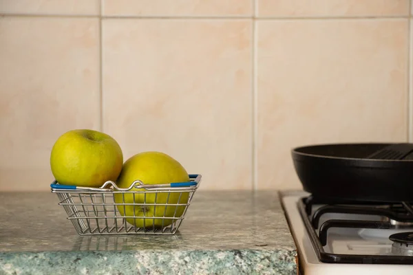 Dos Manzanas Verdes Maduras Encuentran Una Cesta Supermercado Mesa Cocina —  Fotos de Stock