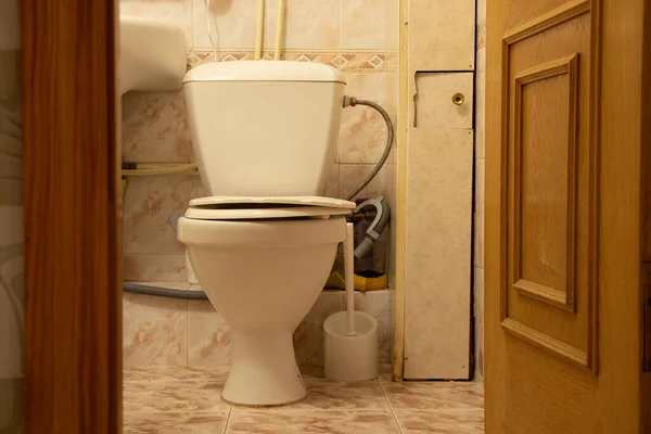 Tuvalet Bir Apartmanın Banyonun Seramiklerin Hijyenik Malzemelerin Mekanların Banyosunun Zemininde — Stok fotoğraf