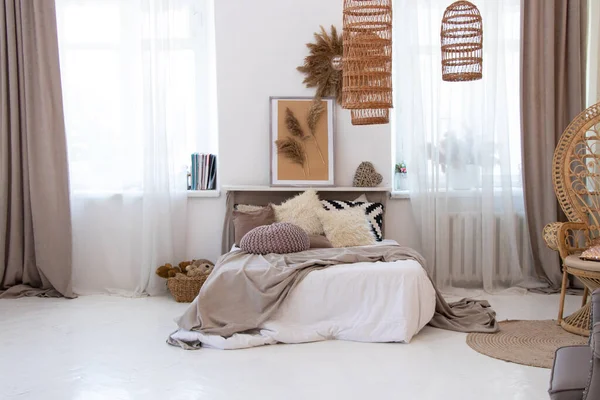 Bed Met Kussens Een Deken Een Appartement Buurt Van Het — Stockfoto