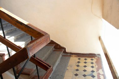 Ukrayna 'da eski bir ofis binasında merdiven, bina ve iç merdiven.