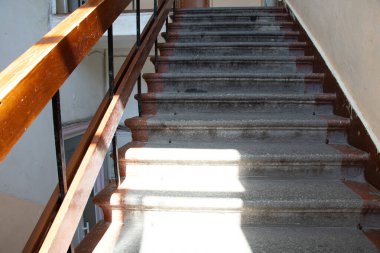 Ukrayna 'da eski bir ofis binasında merdiven, bina ve iç merdiven.