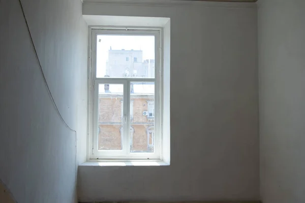 Una Ventana Con Vistas Fachada Una Casa Una Pared Blanca —  Fotos de Stock