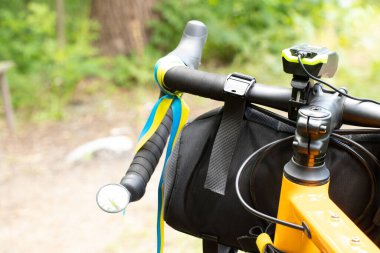 Ukrayna 'da bir spor bisikletinin direksiyonuna bağlı Ukrayna bayrağı, Ukrayna' da bir vatansever, şehir ulaşımı, bisiklet