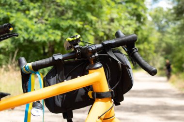 Ukrayna 'da bir spor bisikletinin direksiyonuna bağlı Ukrayna bayrağı, Ukrayna' da bir vatansever, şehir ulaşımı, bisiklet