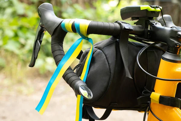 Bandera Ucrania Atada Volante Una Bicicleta Deportiva Calle Ucrania Patriota — Foto de Stock