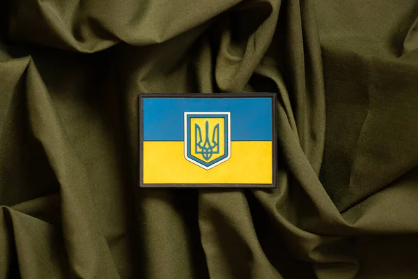 Військовій Формі Прапор України Жовто Синій Лежить Зеленому Камуфляжі Військовому — стокове фото