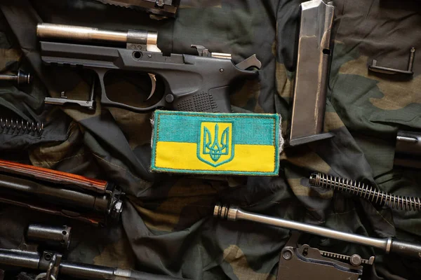Parche Bandera Ucrania Yace Una Ametralladora Desmontada Sobre Tejido Camuflaje —  Fotos de Stock