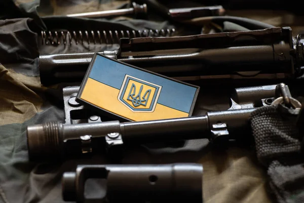 Der Fleck Der Ukrainischen Flagge Liegt Auf Einem Zerlegten Maschinengewehr — Stockfoto