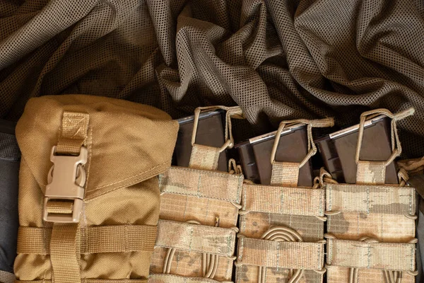 Askeri kemerde kurşunlar, bir askerin kemeri ve cephanesiyle dolu bir dükkan.